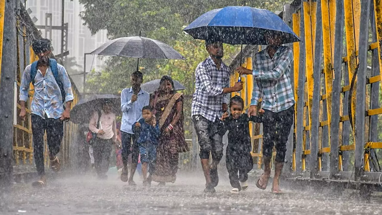 Indias Weather Woes: Floods Ravage South, Pollution Grips North